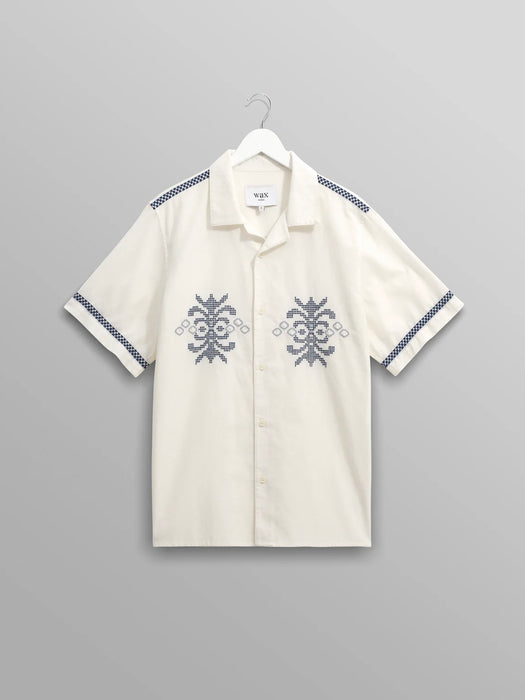 Wax Didcot SS Shirt in Ecru Blue Embroidered Crest Motif