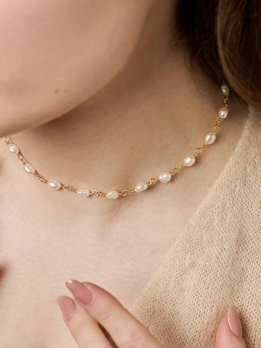 A Weathered Penny Tiny Pearl Chain in Gold