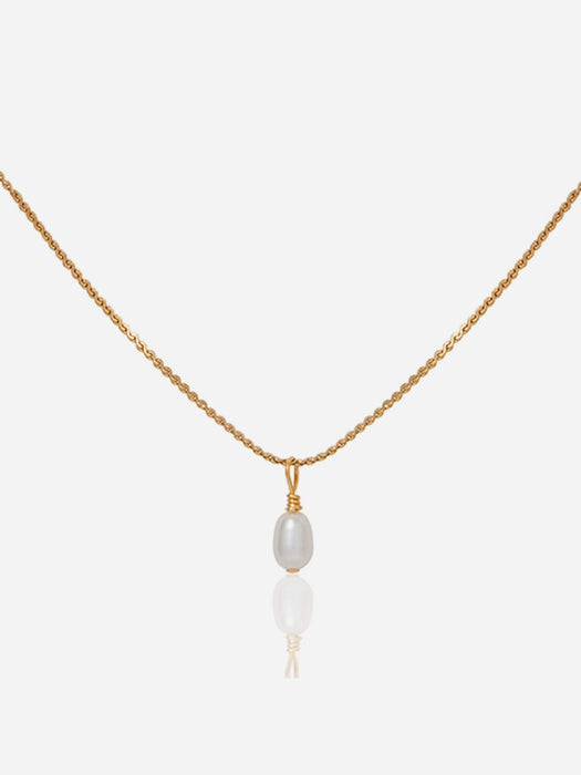 A Weathered Penny Pearl Drop Chain in Gold