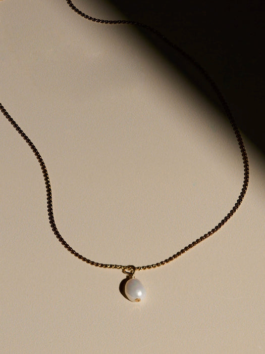 A Weathered Penny Pearl Drop Chain in Gold