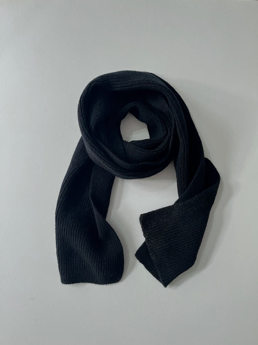 Array Single Rib Scarf in Black
